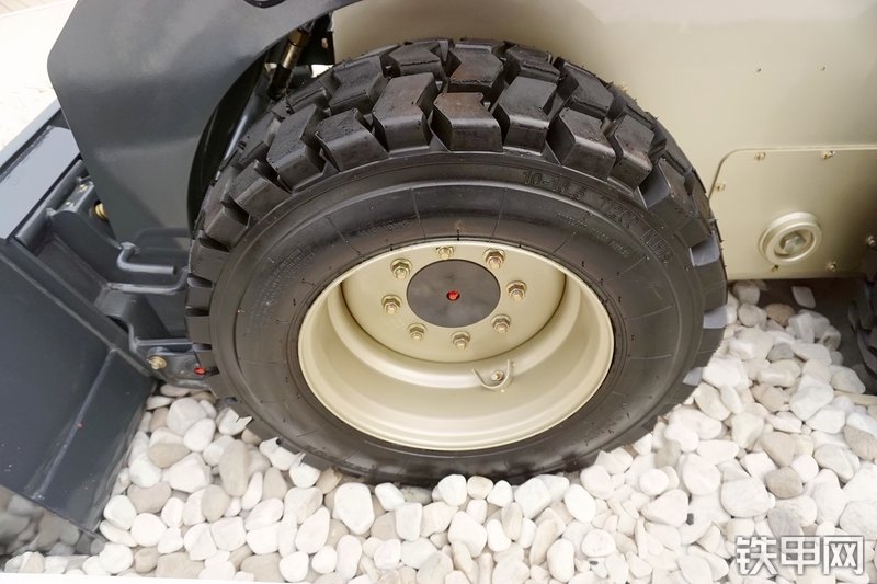 柳工CLG375B滑移装载机展会( )