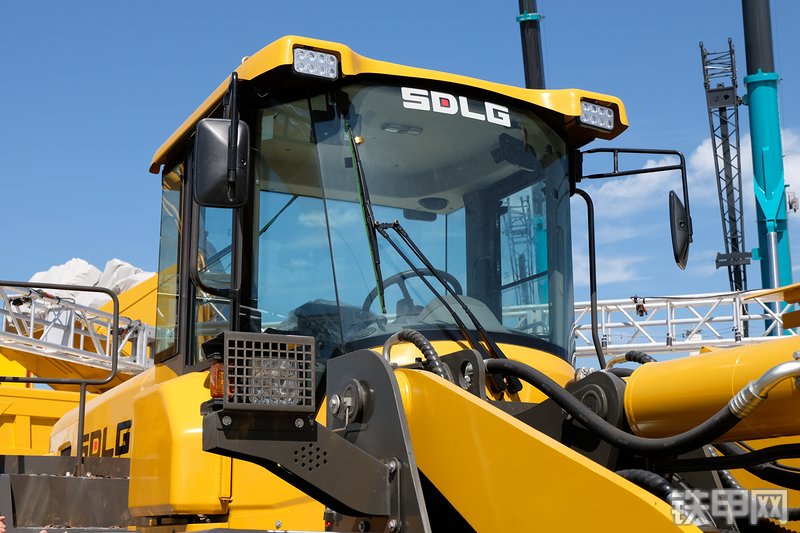 山东临工L959F装载机展会( )