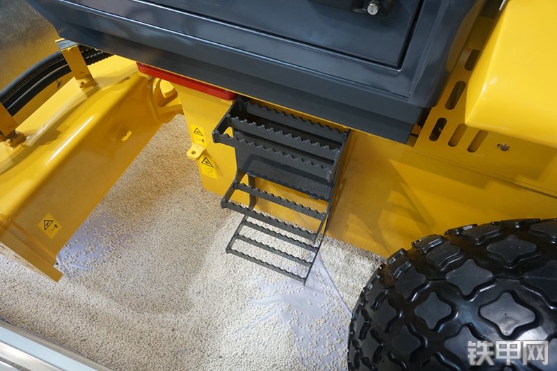 山推SR12-5压路机展会( )