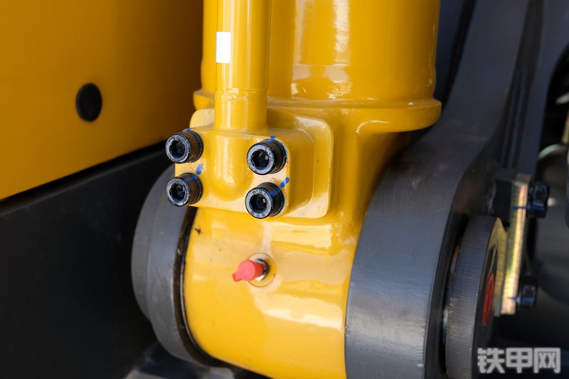 山东临工E6225H挖掘机展会( )