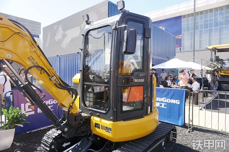 柳工CLG9035E挖掘机展会( )