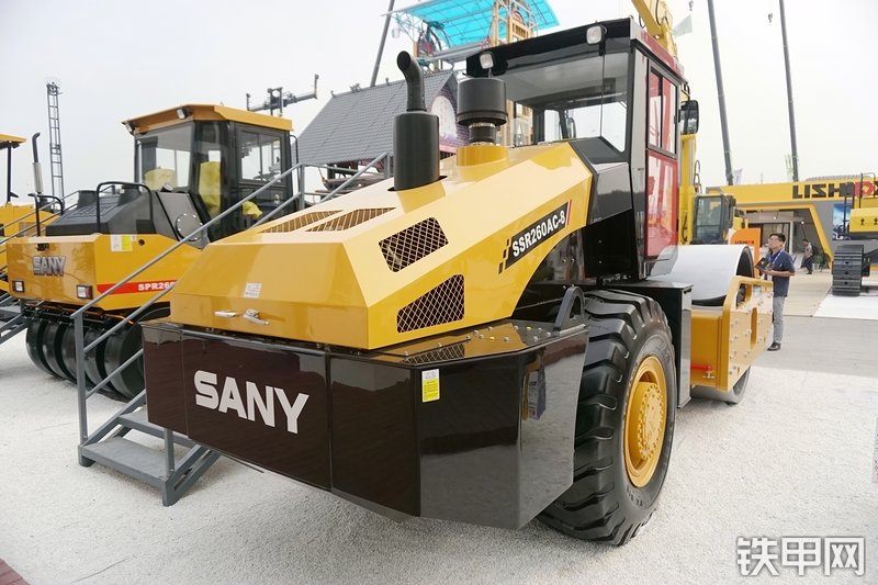 三一重工SSR260AC-8全液压压路机局部