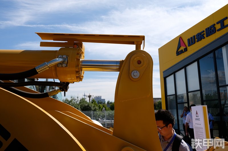 山东临工L956F-LNG装载机展会( )