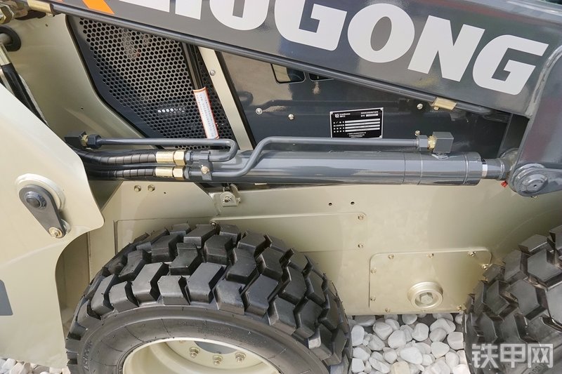 柳工CLG375B滑移装载机展会( )