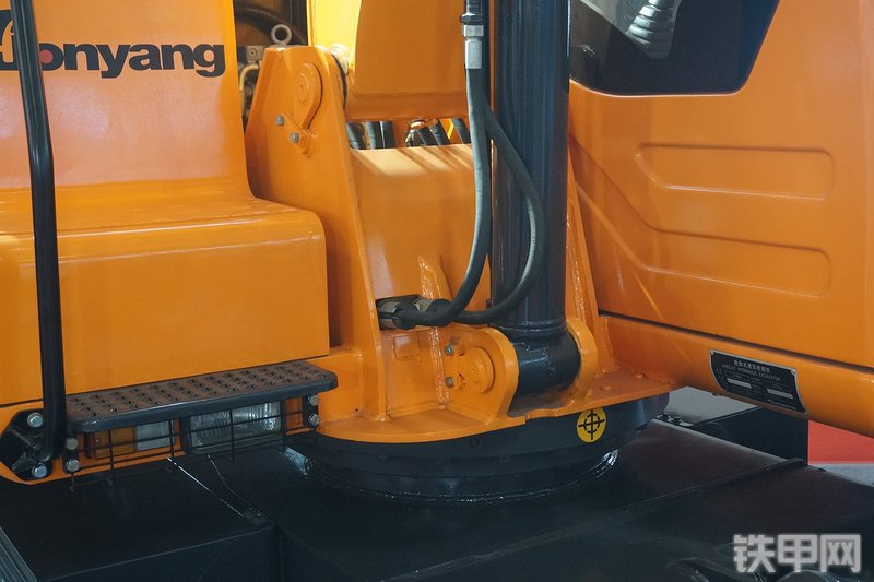 詹阳重工JYL6085挖掘机展会( )