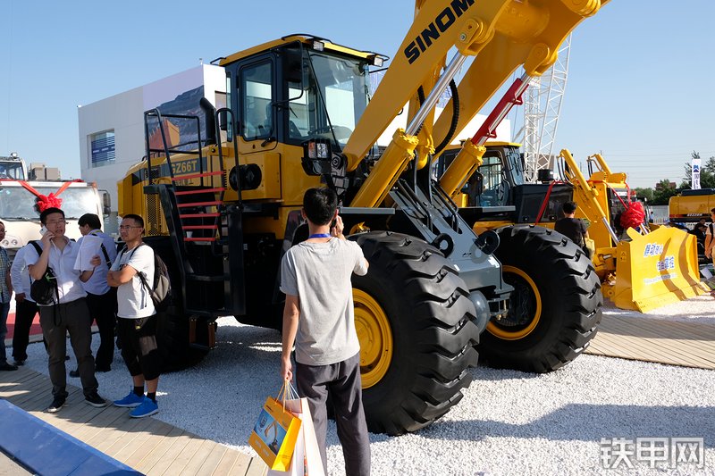 国机重工GZ66T装载机展会( )