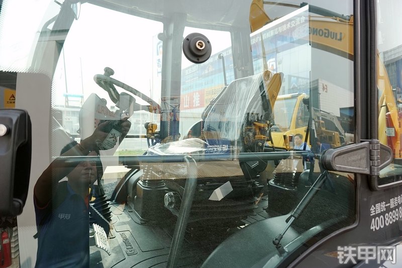 柳工CLG777A挖掘装载机展会( )