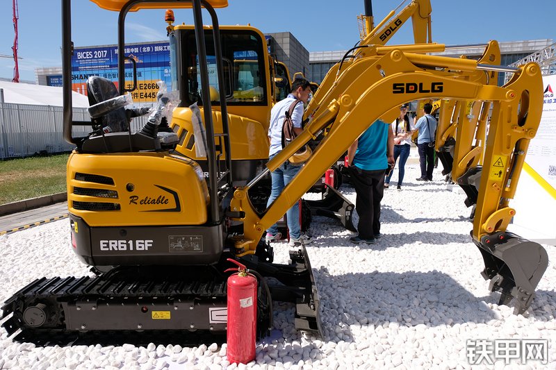 山东临工ER616F挖掘机展会( )