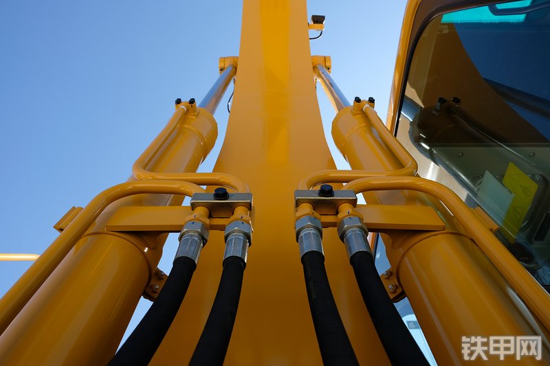 山东临工E6225H挖掘机展会( )