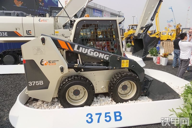 柳工CLG375B滑移装载机展会( )