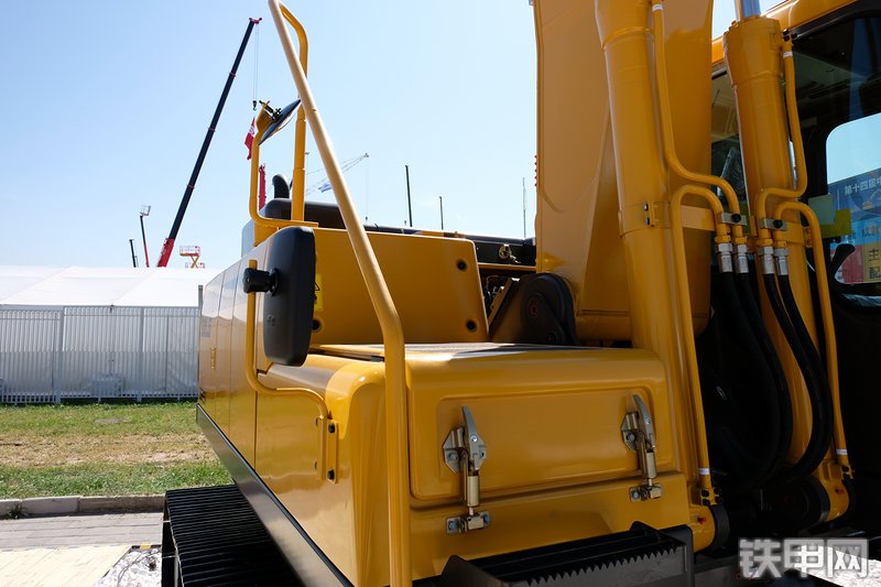 山东临工E6225H挖掘机展会( )