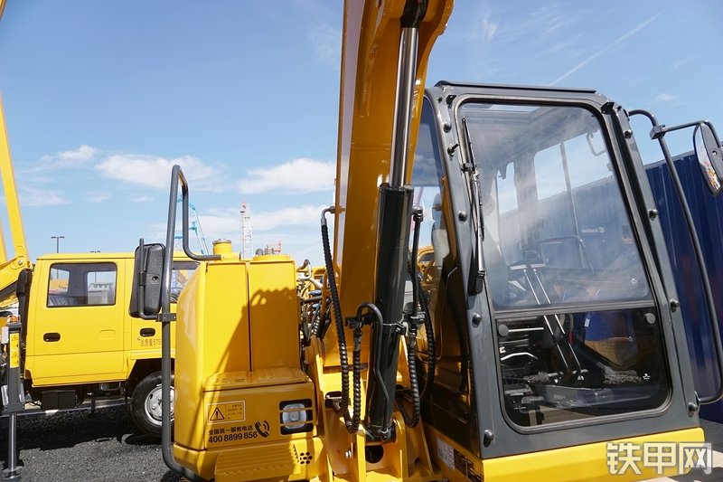 柳工CLG9075E挖掘机展会( )