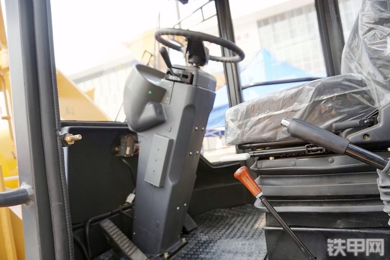 中泽华威HM833HG装载机展会( )