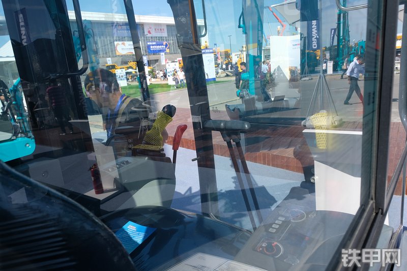 山河智能SWE25UF挖掘机展会( )