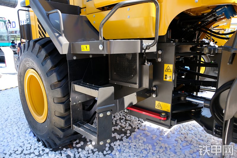 山东临工L938F装载机展会( )