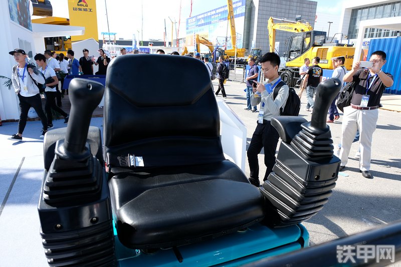 山河智能SWE08B挖掘机展会( )