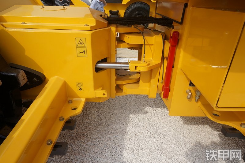 国机重工GYL263RC压路机展会( )