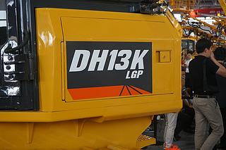 山推DH13K xl推土机展会( )