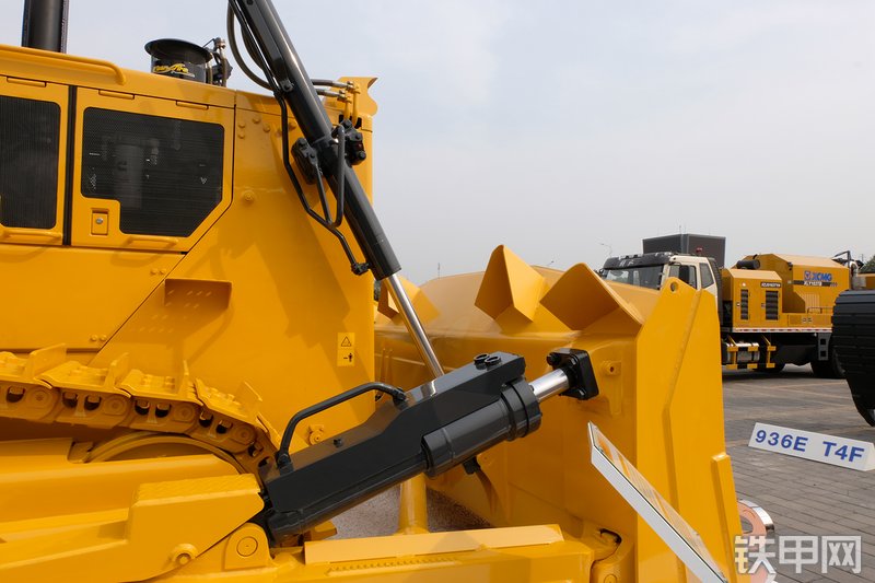 山推SD32-8推土机展会( )