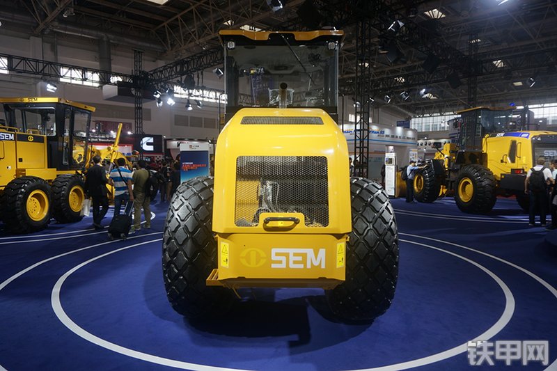 山工sem512压路机展会( )