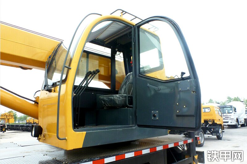 森源重工森源重工8吨东方红底盘起重机起重机局部