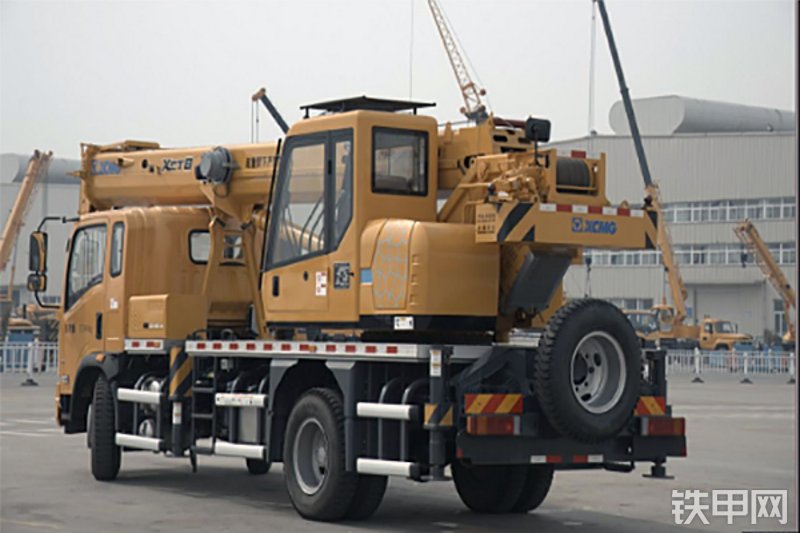徐工XCT8L4起重机整机外观