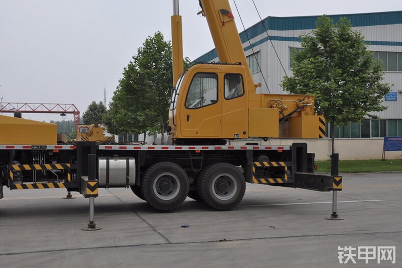 森源重工森源重工16吨东风底盘起重机起重机局部