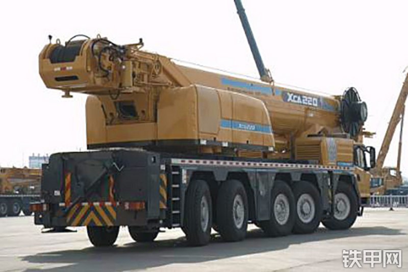 徐工XCA220起重机整机外观