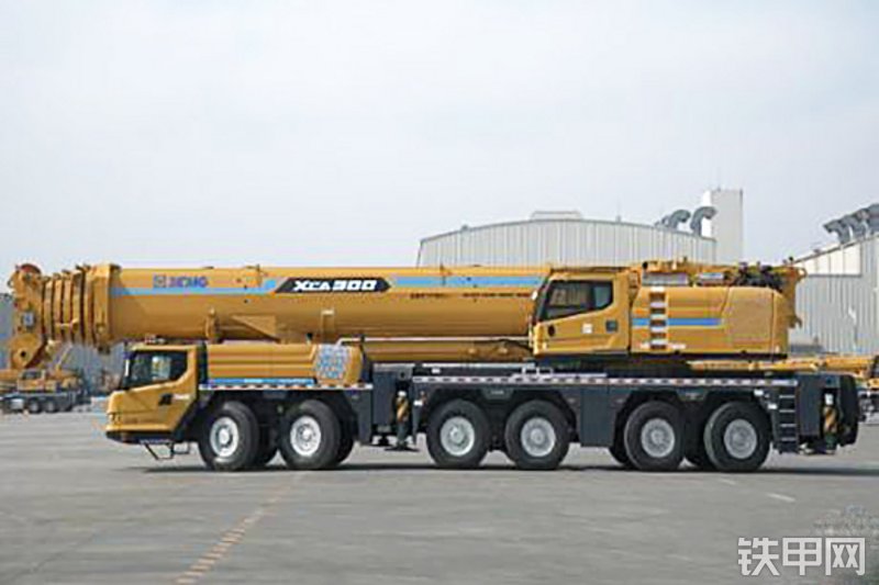 徐工XCA300起重机整机外观