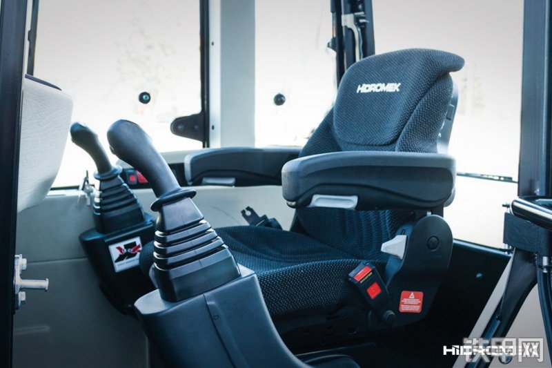 海德堡莱HMK62SS 挖掘装载机局部