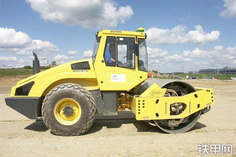 宝马格BW213DH-4BVC压路机整机外观
