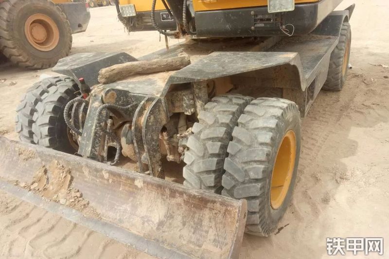 沃尔华DLS885-9M挖掘机局部