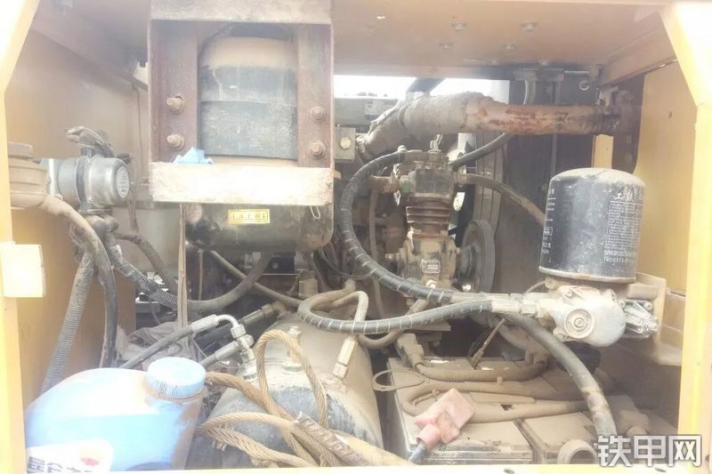 沃尔华DLS885-9M挖掘机局部