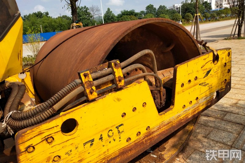 洛阳路通洛阳路通YZ18F-VI压路机整机外观