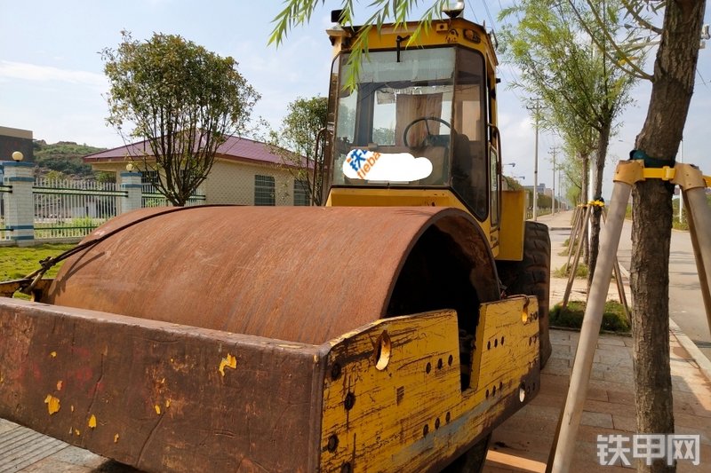 洛阳路通洛阳路通YZ18F-VI压路机整机外观