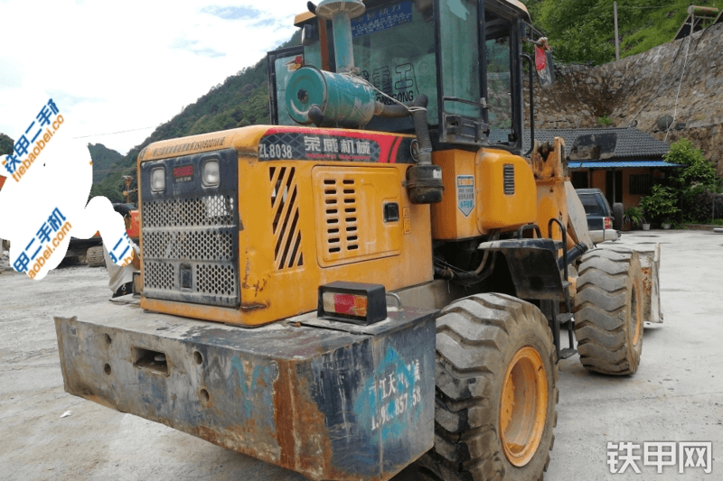 荣威机械ZL8038装载机整机外观