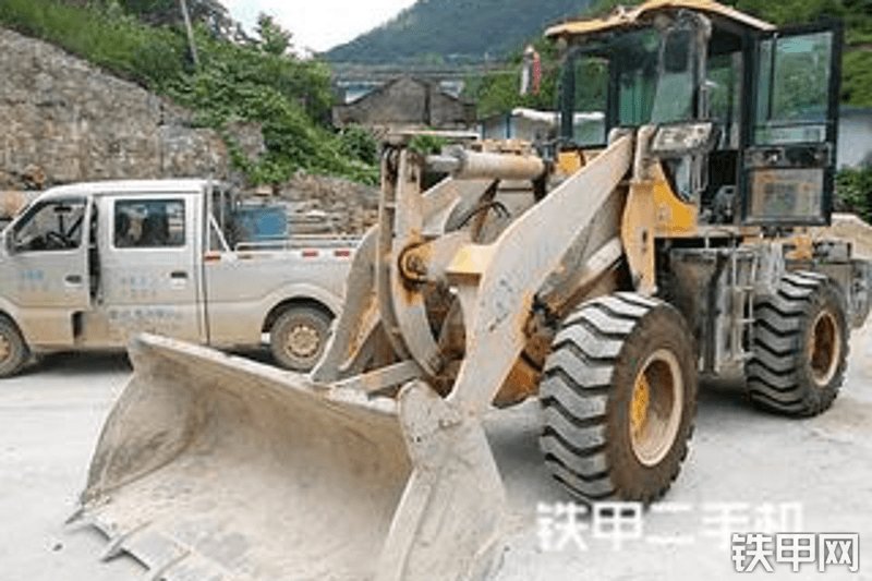 荣威机械ZL8038装载机整机外观