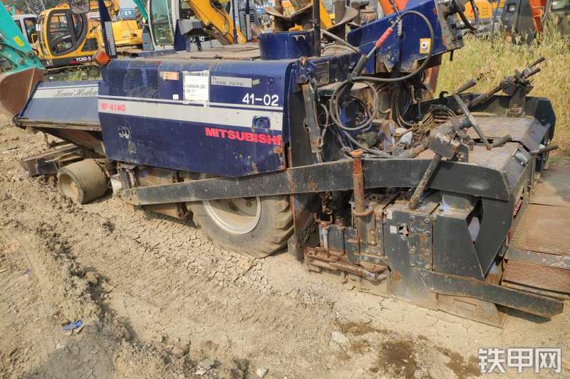 三菱MF41WD沥青摊铺机整机外观