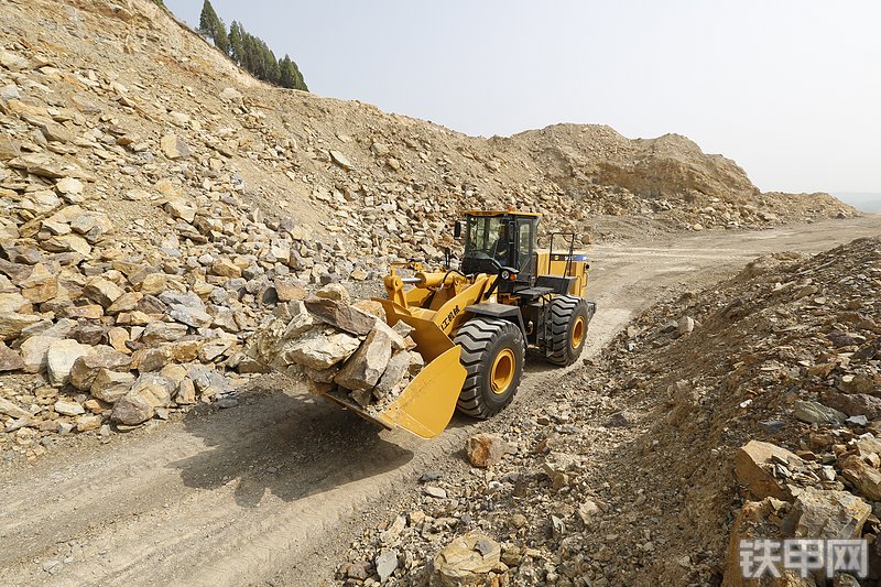 山工SEM680D装载机整机外观