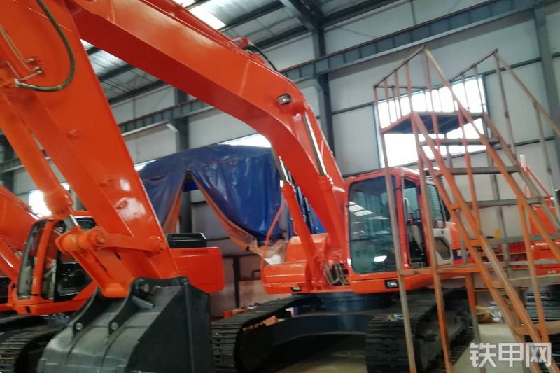 鹏程凯旋PC300-7挖掘机整机外观