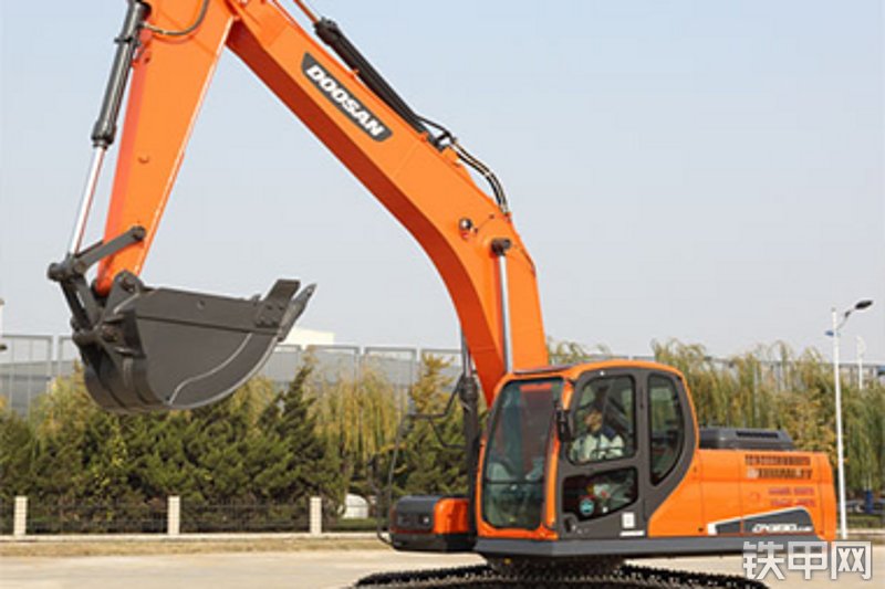 迪万伦DX230LC-9C挖掘机整机外观