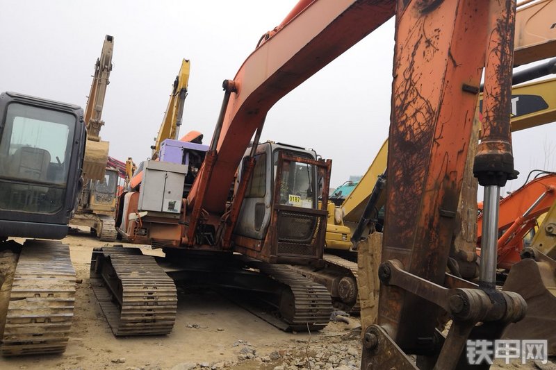 日立EX220LC-2挖掘机整机外观