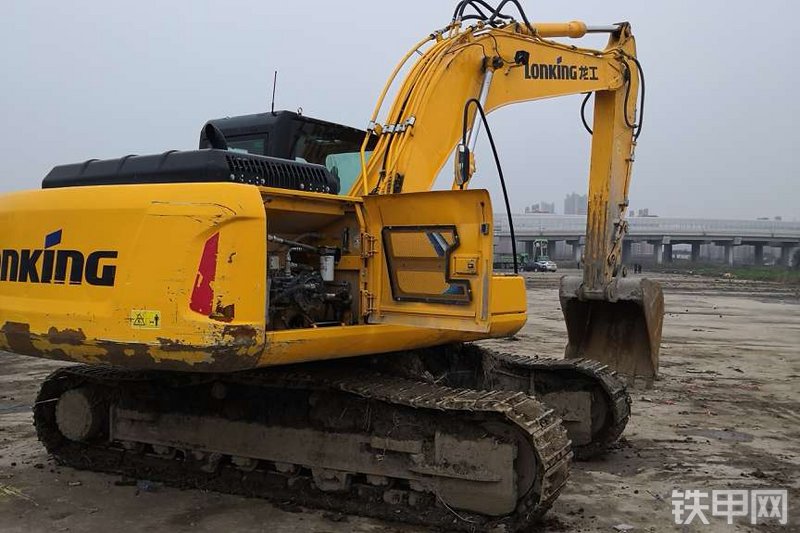 龙工CDM6220挖掘机整机外观