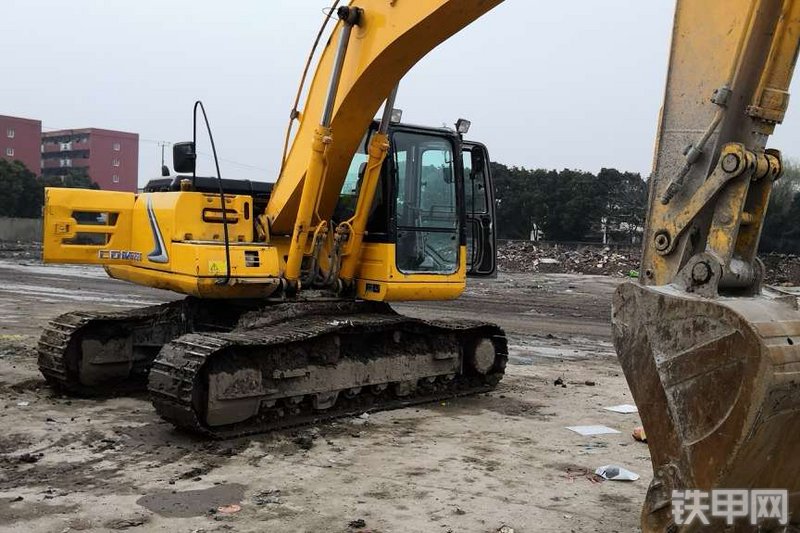 龙工CDM6220挖掘机整机外观