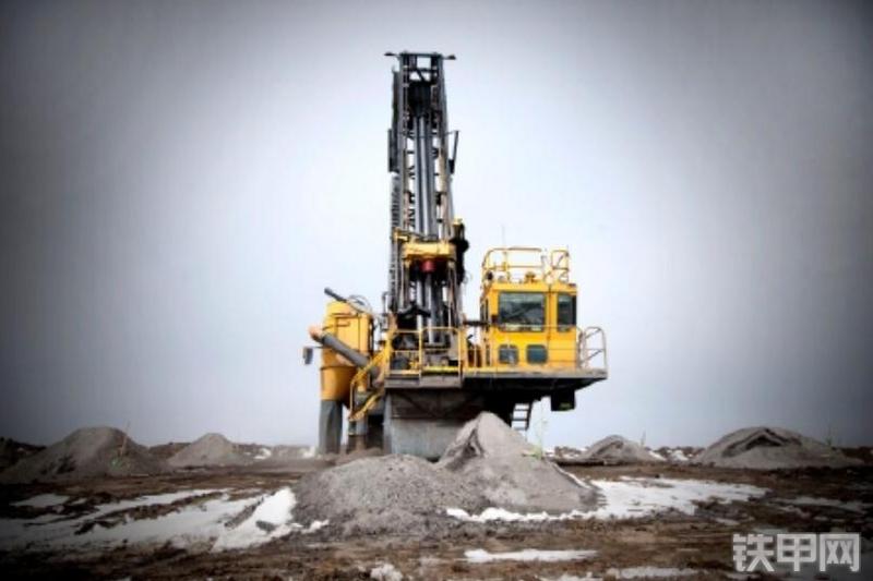 安百拓dmm3自行式爆破孔钻机