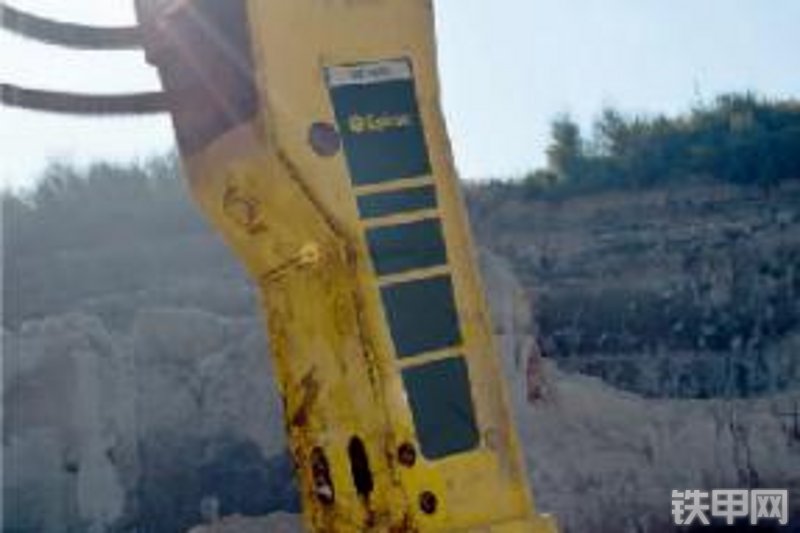 安百拓MB系列破碎锤整机外观