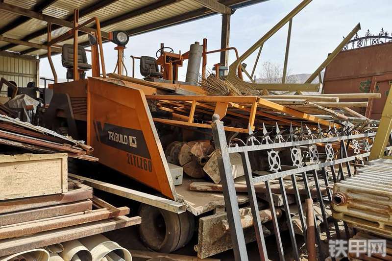 华通动力2LTLZ60沥青摊铺机整机外观