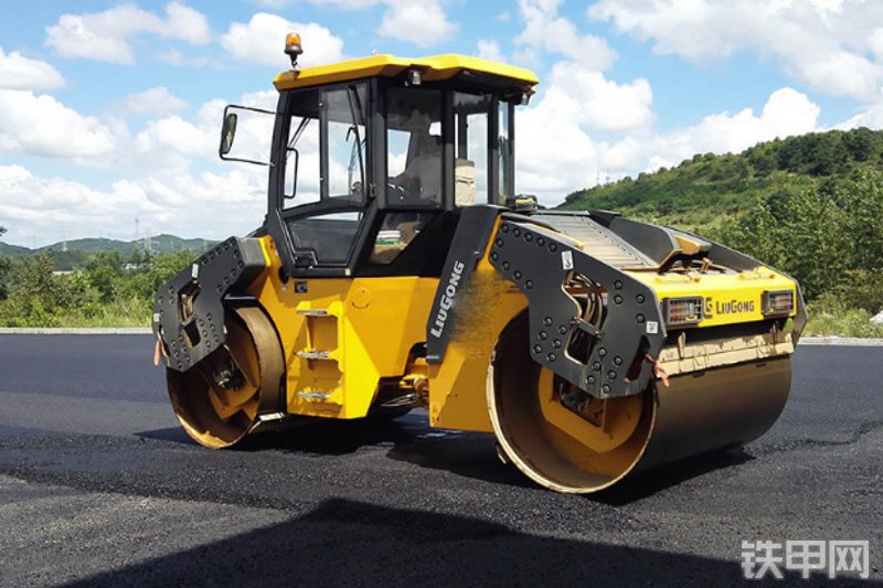 柳工6214E（中频）压路机整机外观