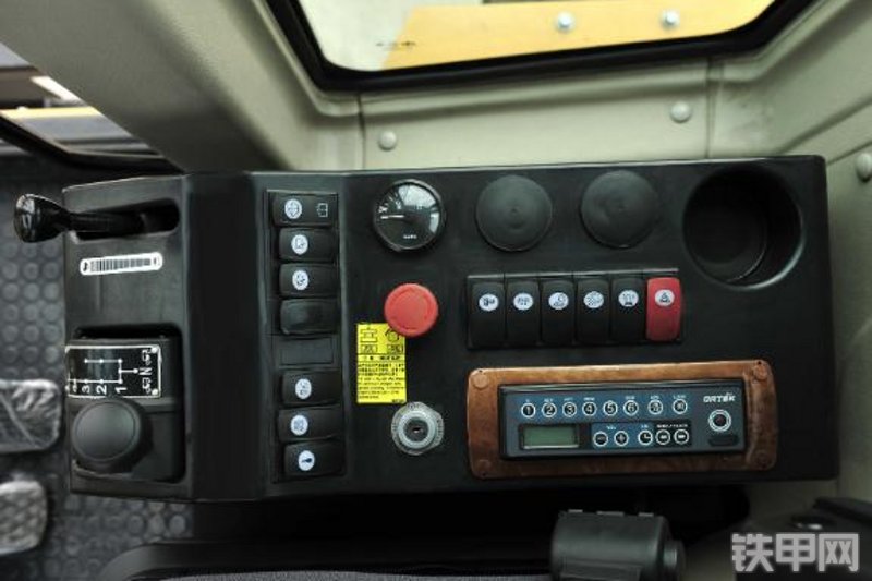 成工MG1320M平地机局部