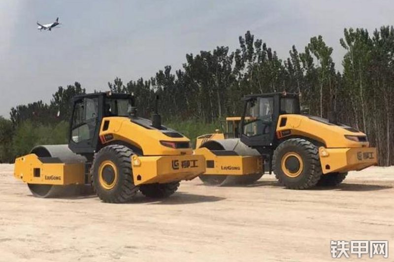 柳工6114E压路机整机外观